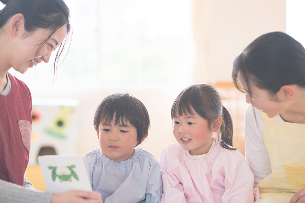 絵本をみる子どもの写真